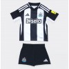 Newcastle United Heimtrikot 2024-25 Kurzarm (+ kurze hosen)